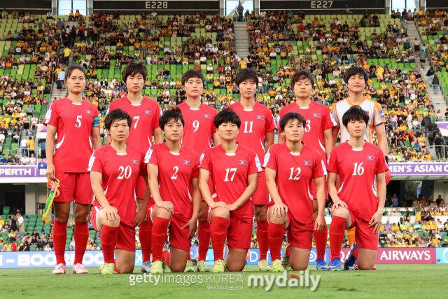 북한 여자 축구대표팀이 2026년 3월 호주 퍼스에서 열린 2026 AFC 여자 아시안컵 호주전에 앞서 기념촬영을 하고 있다./게티이미지코리아