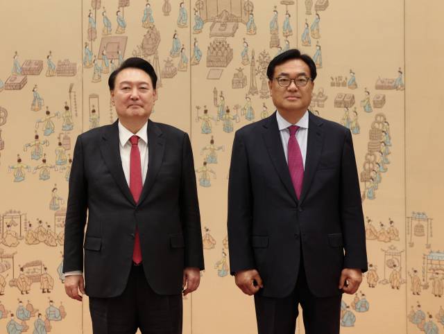 ▲지난 2024년 4월 24일, 윤석열 당시 대통령이 서울 용산 대통령실 청사에서 정진석 신임 대통령 비서실장에게 임명장을 수여한 뒤 기념 촬영을 하고 있다. ⓒ연합뉴스