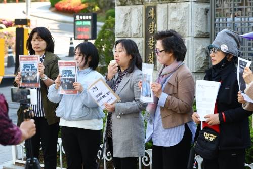 학부모 단체, 정청래 대표·하정우 후보 고발 기자회견 - 학생학부모교사인권보호연대 회원들이 4일 오후 서울 서초구 대검찰청 앞에서 정청래 더불어민주당 대표와 하정우 부산 북구갑 국회의원 보궐선거 후보 고발 기자회견을 하고 있다. 2026.05.04 뉴시스