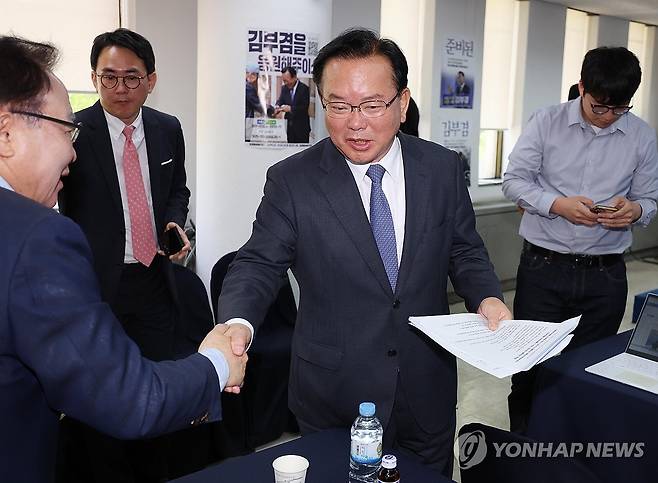 선거사무소에서 인사하는 김부겸 (대구=연합뉴스) 김현태 기자 = 더불어민주당 김부겸 대구시장 예비후보가 4일 오전 대구시 달서구 선거사무소에서 다섯번째 공약 발표를 한 뒤 참석자들과 인사하고 있다. 2026.5.4 mtkht@yna.co.kr