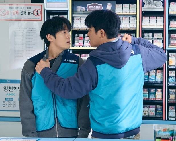 '오십프로' 허성태와 이학주가 의리와 현실 사이에서 균열 난 브로맨스로 강력한 코믹 에너지를 만든다./사진제공=MBC