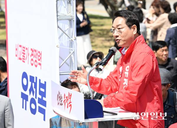 국민의힘 유정복 인천시장 예비후보가 29일 오전 인천시청 앞 인천애뜰에서 시장 출마 선언을 하고 있다. 2026.4.29 /조재현기자 jhc@kyeongin.com