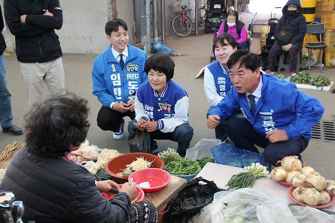 더불어민주당 오중기 경북도지사 예비후보가 지난 4일 영덕시장을 방문해 지역 민심을 듣고 있다. /오중기 예비후보 선거사무소 제공