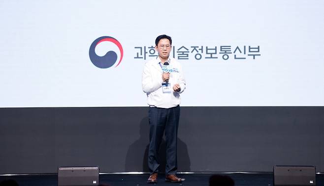 배경훈 부총리 겸 과학기술정보통신부 장관이 26일 오후 서울 서초구 엘타워에서 열린 '전국민 AI 경진대회 개막식' 에서 환영사를 하고 있다.(사진제공=과기정통부)