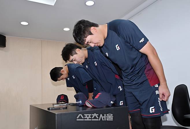 롯데 김세민(왼쪽)과 고승민(가운데), 나승엽이 5일 수원케이티위즈파크에서 열리는 KT와 경기에 앞서 취재진과 인터뷰를 하기 전 고개 숙여 인사를 하고 있다. 수원 | 박진업 기자 upandup@sportsseoul.com