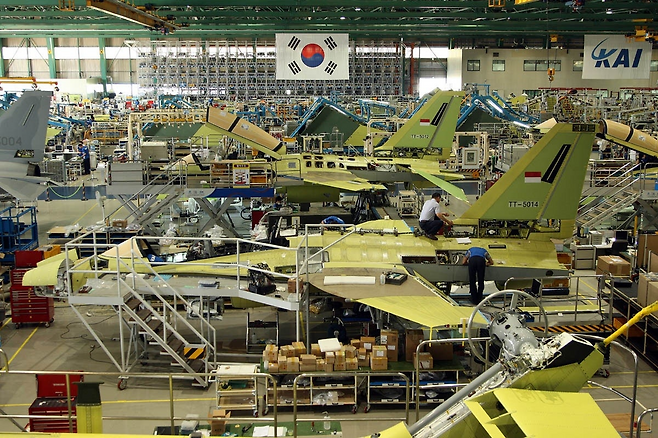 경남 사천시 한국항공우주산업(KAI) 공장에서 직원들이 인도네시아에 수출될 FA-50 비행기를 조립하고 있다. KAI 제공