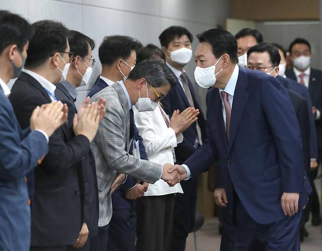 2022년 4월 대통령 당선인 신분으로 대전 한국과학기술원 나노종합기술원에서 열린 반도체 연구개발 지원성과 보고 및 발전방안 간담회에 참석한 윤석열 전 대통령이 관계자들과 인사하고 있다. 그러나 윤석열 정부는 'R&D 카르텔 타파'를 명분으로 관련 예산을 대폭 삭감해 연구 현장을 혼란에 빠뜨리고 붕괴시켰다. 대전=뉴시스