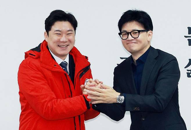 진종오 국민의힘 의원(왼쪽)과 한동훈 전 국민의힘 대표. 연합뉴스