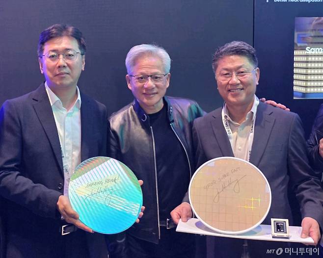(서울=뉴스1) = 엔비디아 젠슨 황 CEO가 GTC 2026 현장에서 삼성전자 부스를 방문해 기념촬영을 하고 있는 모습. 왼쪽부터 황상준 메모리개발담당 부사장, 엔비디아 젠슨 황 CEO, 한진만 파운드리 사업부장 사장. (삼성전제 제공. 재판매 및 DB 금지) 2026.3.17/뉴스1 Copyright (C) 뉴스1. All rights reserved. 무단 전재 및 재배포, AI학습 이용 금지. /사진=(서울=뉴스1)