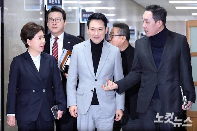 국민의힘 장동혁 대표가 26일 서울 여의도 국회에서 열린 당 최고위원회의에 참석하며 양향자 최고위원, 김민수 최고위원과 대화를 하고 있다. 윤창원 기자
