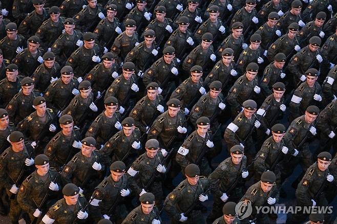 러시아군, 전승절 열병식 리허설 (모스크바 EPA=연합뉴스) 4일(현지시간) 러시아군이 모스크바에서 오는 9일 열릴 전승절 열병식 리허설을 하고 있다. 2026.5.5 photo@yna.co.kr