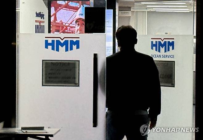 긴장감 감도는 HMM 상황실 (부산=연합뉴스) 손형주 기자 = 호르무즈 해협에 정박 중이던 HMM 운용 선박에서 폭발과 함께 화재가 발생한 지 이틀째인 5일 오후 HMM 선박 종합상황실이 있는 부산 중구 HMM 오션서비스에 직원들이 오가고 있다. 2026.5.5 handbrother@yna.co.kr