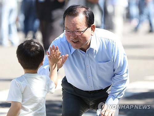 어린이와 하이 파이브 하는 김부겸 (대구=연합뉴스) 김현태 기자 = 더불어민주당 김부겸 대구시장 예비후보가 어린이날인 5일 대구 수성구 대구 어린이세상(구.어린이회관)에서 열린 어린이 큰잔치에서 어린이와 하이 파이브 하고 있다. 2026.5.5
mtkht@yna.co.kr