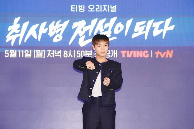 가수 겸 배우 박지훈이 '단종 오빠'에 이어 새 작품에서 '취사병'으로 변신했다./사진제공=티빙