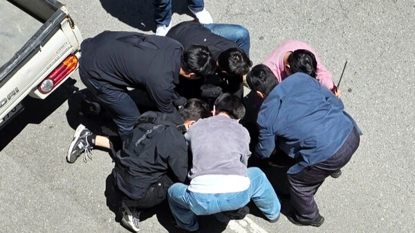 지난 5일 오전 광주광역시 광산구 월계동 한 도로에서 살인 혐의 등을 받는 20대 피의자를 경찰이 긴급체포하고 있다. 연합뉴스