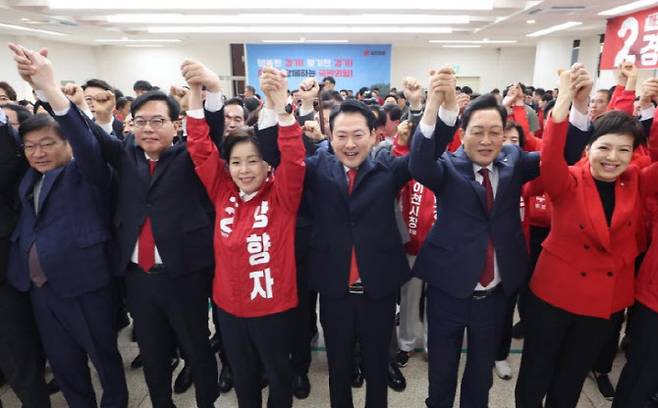 장동혁 국민의힘 대표가 6일 경기 수원 경기도당에서 열린 경기도당 필승결의대회에서 참석자들과 포즈를 취하고 있다. 사진=연합뉴스