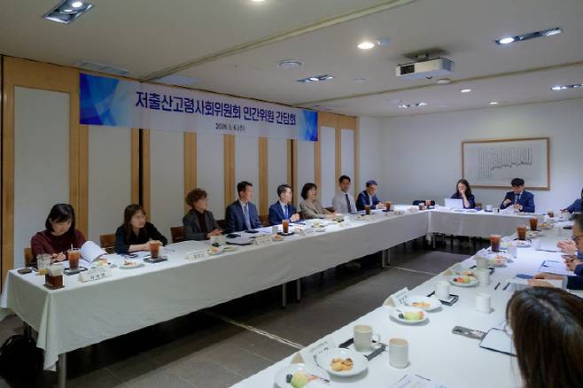 6일 김진오 저출산고령사회위원회 부위원이 새롭게 위촉된 민간위원들과 첫 상견례를 하고 있다.(사진=저고위)