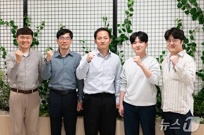 자발적으로 AI 개발에 나선 과학기술정보통신부 소속 AI 사피엔스팀. (왼쪽부터) 이배현 주무관(정보통신방송기술정책과), 심항섭 사무관(정보통신산업기반과), 이재호 서기관(인공지능정책기획과), 이지성 사무관(인공지능안전신뢰지원과), 배준기 사무관(인공지능전환지원과) 2026.4.28 ⓒ 뉴스1 이기범 기자