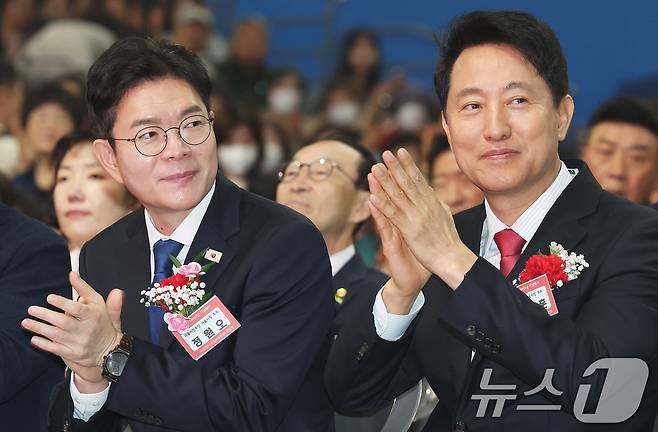 정원오 더불어민주당 서울시장 후보와 오세훈 국민의힘 서울시장 후보가 6일 서울 중구 장충체육관에서 열린 대한노인회 서울시연합회 제54회 어버이날 기념행사에서 나란히 손뼉을 치고 있다. 2026.5.6 ⓒ 뉴스1 오대일 기자