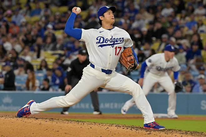 Apr 28, 2026; Los Angeles, California, USA; Los Angeles Dodgers starting pitcher Shohei Ohtani (17) delivers to the plate in the fourth inning against the Miami Marlins at Dodger Stadium. Mandatory Credit: Jayne Kamin-Oncea-Imagn Images
<저작권자(c) 연합뉴스, 무단 전재-재배포, AI 학습 및 활용 금지>