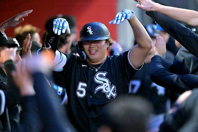 May 4, 2026; Anaheim, California, USA; Chicago White Sox first baseman Munetaka Murakami (5) celebrates in the dugout after hitting a two-run home run in the fourth inning against the Los Angeles Angels at Angel Stadium. Mandatory Credit: Jayne Kamin-Oncea-Imagn Images
<저작권자(c) 연합뉴스, 무단 전재-재배포, AI 학습 및 활용 금지>