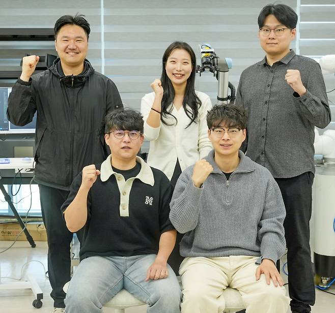 한국전기연구원(KERI) 이주경 박사(왼쪽아래) 연구팀이 자율제조 다중 에이전트 AI 기술을 개발했다. /KERI