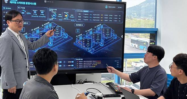 한국전자통신연구원(ETRI) 연구진이 양돈 농가 환경 데이터를 바탕으로 지능형 의사결정 시스템의 최적화 방안을 논의하고 있다. ETRI 제공