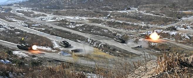 지난해 1월 23일 경기 포천 승진훈련장에서 열린 혹한기 공지합동 및 통합화력운용 훈련에서 K1E1 전차가 포를 쏘고 있다. 뉴시스