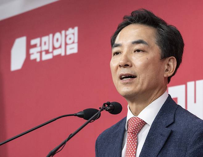 6·3 재보선 부산 북구 갑 선거구에 국민의힘 공천이 확정된 박민식 전 국가보훈부 장관이 5일 서울 여의도 중앙당사에서 열린 기자회견에서 한동훈 후보와의 단일화 가능성에 대한 취재진 질문에 답하고 있다. 연합뉴스