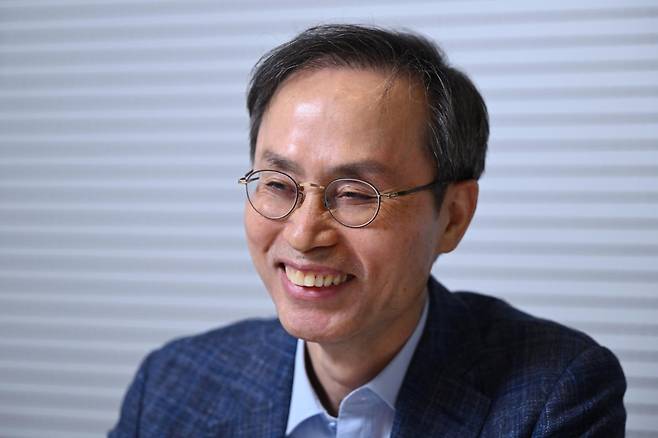 김기영 전 헌법재판관이 4일 서울 중구 한국일보사에서 본보와 인터뷰하고 있다. 박시몬 기자