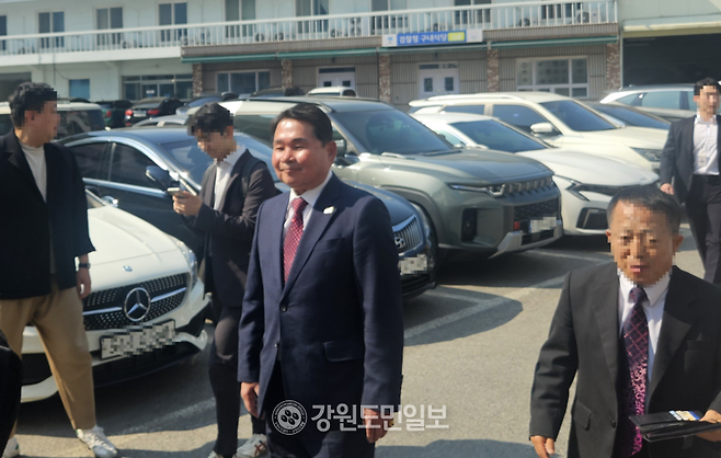 ▲ 6일 서울고법 춘천재판부에서 열린 결심공판을 마치고 돌아가는 신경호 강원도교육감 예비후보.