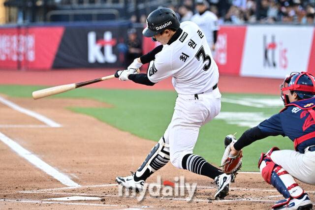 6일 경기도 수원 KT위즈파크에서 열린 '2026 신한 SOL BANK KBO리그' 롯데 자이언츠 와 KT 위즈 경기. KT 최원준이 1회말 무사 3루에 롯데 고승민의 실책에 출루했다./수원 = 한혁승 기자