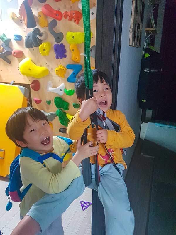 어린 시절부터 줄에 매달려 놀며 자연스럽게 클라이밍을 접했다. 아버지 박수호씨는 침대에 클라이밍 홀드를 설치하는 등 집 곳곳을 꾸며 같이 놀곤 했다.