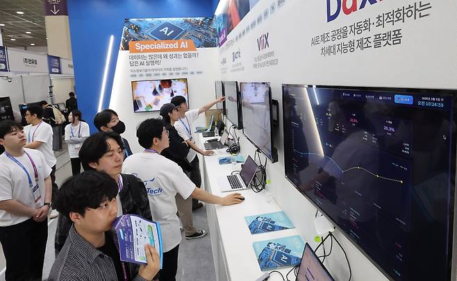 6일 서울 강남구 삼성동 코엑스에서 열린 2026 국제인공지능대전(AI EXPO KOREA)을 찾은 참관객들이 AI 시스템 시연을 지켜보고 있다.