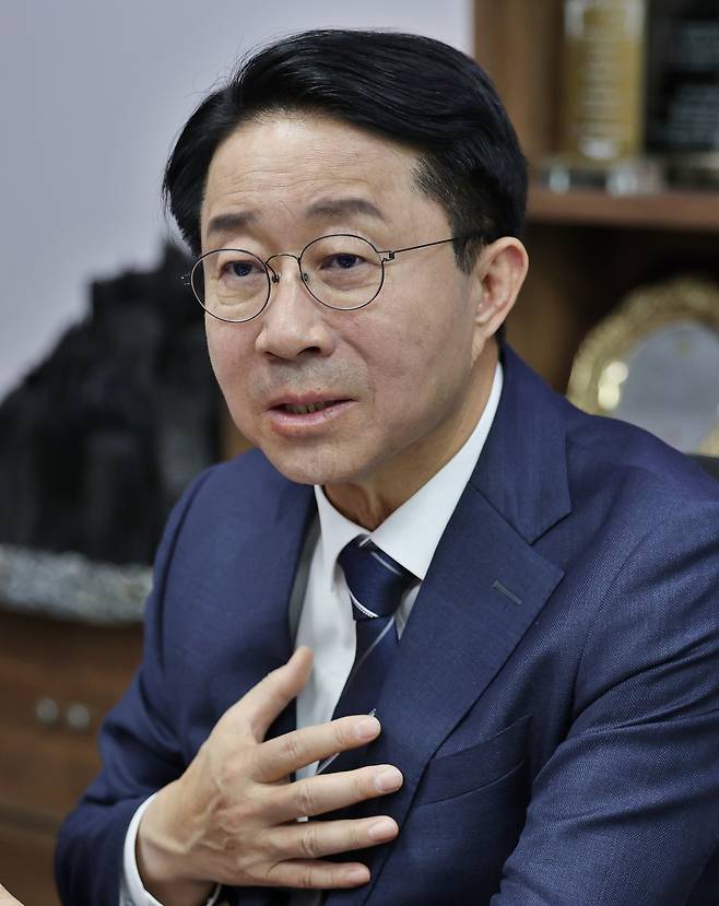 22대 국회 후반기 국회의장 후보 경선에 출마한 더불어민주당 조정식 의원이 6일 서울 여의도 국회에서 출마 이유와 대표 공약, 당선 시 국회 운영 계획 등을 설명하고 있다. 허정호 선임기자