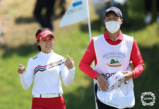 황유민이 2022년 NH투자증권 레이디스 챔피언십 최종 라운드 2번 홀에서 버디를 잡은 뒤 기뻐하고 있다. 사진 제공=KLPGA