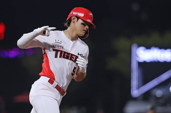 올 시즌 KIA 김도영의 홈런 페이스는 50홈런 고지를 밟은 2015년 박병호, 2025년 르윈 디아즈보다 빠르다. 뉴시스