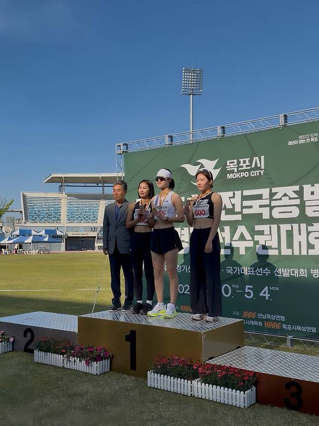 김주현이 제55회 전국종별육상경기선수권대회 여자 일반부 7종경기에서 금메달을 획득한 뒤 기념촬영을 하고 있다. /경주시 제공