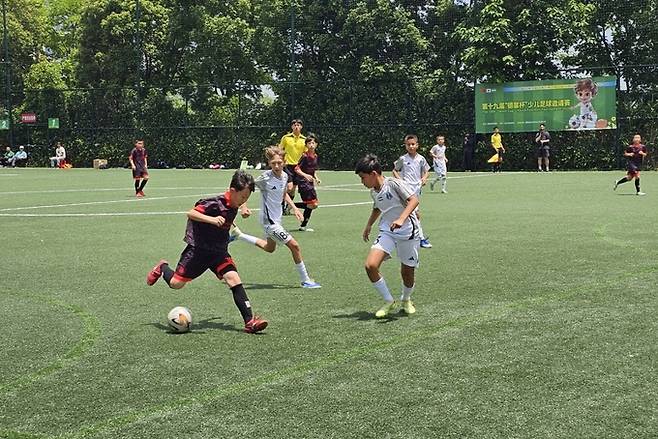 ▲ 구미시 유소년 대표선수단이 제19회 덕형컵 국제 유소년 축구대회에 출전 드리블 돌파를 시도하고 있다. 구미시