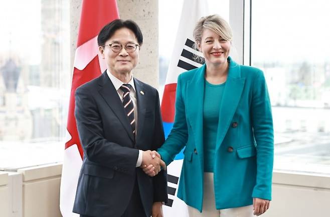 김정관 산업통상부 장관이 지난 5일(현지시각) 캐나다 오타와에서 멜라니 졸리 캐나다 산업부 장관을 만나 기념사진을 촬영하고 있다. 사진=산업통상부