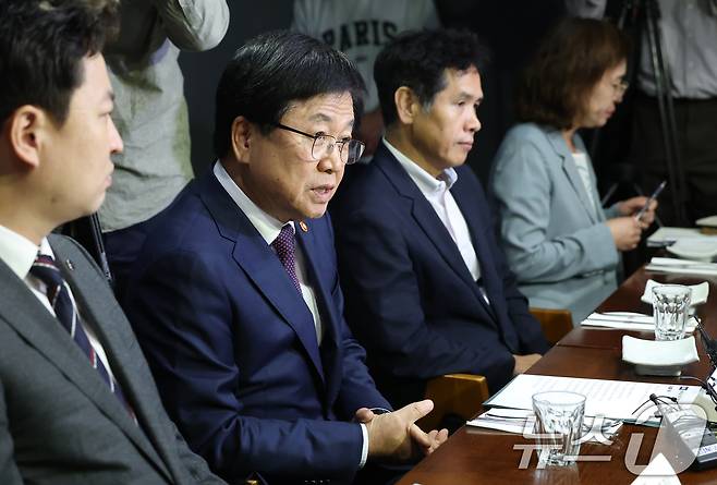 최교진 사회부총리 겸 교육부 장관이 24일 서울 여의도의 한 식당에서 열린 교원노조 및 교원단체 오찬 간담회에서 모두발언을 하고 있다. 최 부총리는 이 자리에서 고교학점제 운영, 교권 보호, 교원단체와의 협력 등 교육 현안에 대해 각 단체의 의견을 듣고, 정책에 반영할 방안을 모색할 예정이다. 2025.9.24 ⓒ 뉴스1 오대일 기자