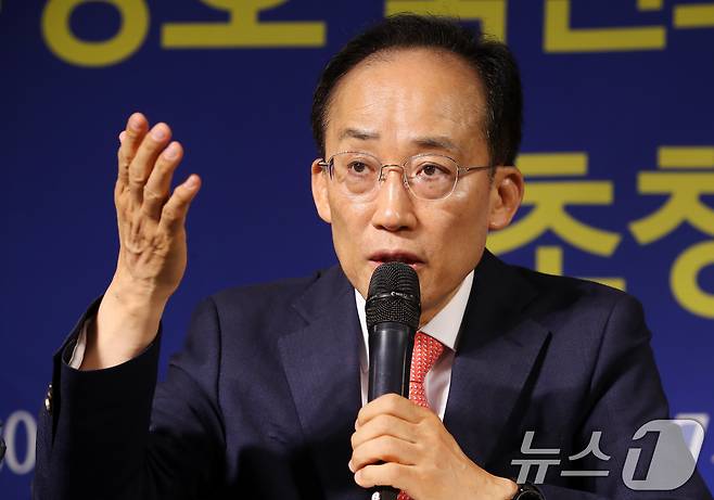 추경호 국민의힘 대구시장 후보가 7일 오전 대구 남구 이천동 대구아트파크에서 열린 아시아포럼21 초청 토론회에 참석해 취재진 질문에 답하고 있다. ⓒ 뉴스1 공정식 기자