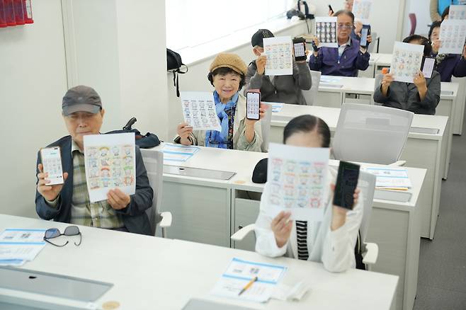 5일 서울 강서 곰달래어르신 복지센터에 갖춰진 AI 디지털배움터에서 노인들이 생성형 AI로 이모티콘을 만들고 있다. (과기정통부 제공)