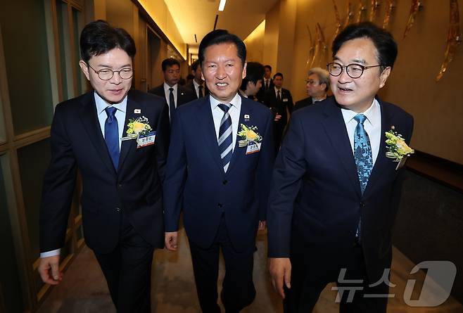 우원식 국회의장(오른쪽부터), 정청래 더불어민주당 대표, 정원오 민주당 서울시장 후보가 7일 서울 여의도 페어몬트 앰배서더 호텔에서 열린 뉴스1 미래포럼에 참석하고 있다. '회복에서 도약으로 : 규범 없는 국제질서 속 한국의 생존전략’를 주제로 열린 이번 포럼은 뉴스1 주최로 열렸다. 2026.5.7 ⓒ 뉴스1 임세영 기자