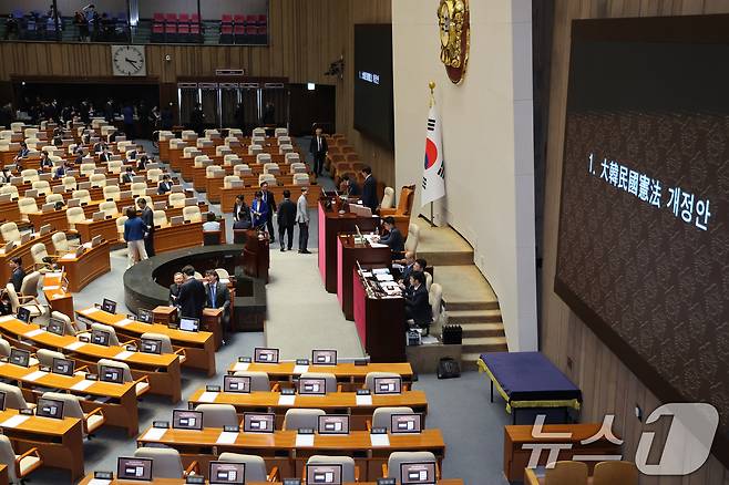 국민의힘 제외한 국회의원들이 7일 서울 여의도 국회에서 열린 제435회국회(임시회) 제1차 본회의에서 대한민국헌법 개정안에 대한 투표를 하고 있다. 2026.5.7 ⓒ 뉴스1 신웅수 기자