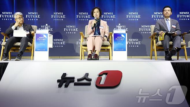이인선 국민의힘 의원이 7일 서울 여의도 페어몬트 앰배서더 호텔에서 열린 뉴스1 미래포럼 세션3 대한민국 균형발전의 새로운 대안 지방통합시대를 주제로 한 패널 토론에서 발언하고 있다. 왼쪽부터 좌장인 정재훈 서울여자대 사회복지학과 교수, 이 의원, 하혜수 경북대 행정학부 교수. 2026.5.7 ⓒ 뉴스1 김민지 기자