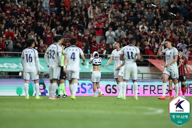 안양 김강(가운데)이 5일 서울전에서 레드카드를 받고 얼굴을 감싸고 있다. 사진 | 한국프로축구연맹