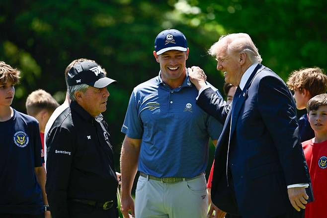 US President Donald Trump (R) speaks with US golfer Bryson DeChambeau (C) and South African retired golfer Gary Player (L) as they watch young student athletes participate in exercise activities on the South Lawn of the White House after President Trump signed a proclamation to revive the Presidential Fitness Test Award, a competitive school-based fitness program, in Washington, DC on May 5, 2026. (Photo by Kent NISHIMURA / AFP)
<저작권자(c) 연합뉴스, 무단 전재-재배포, AI 학습 및 활용 금지>