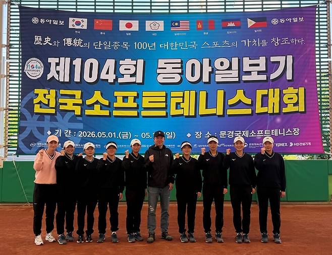 2018년 팀 창단 후 제104회 동아일보기 정구대회에서 처음으로 우승한 화성시청 한우식 감독과 선수단이 기뻐하고 있다. 화성시청 제공