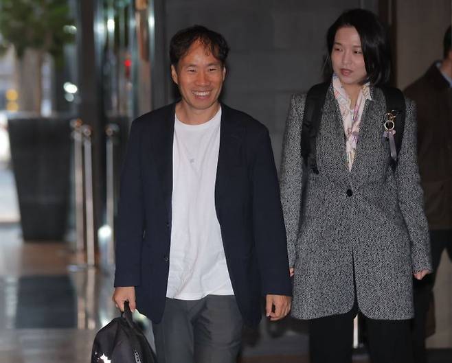 김성훈 업스테이지 대표가 19일 리사 수 AMD 최고경영자(CEO)를 만나기 위해 서울 시내 한 호텔에 들어가고 있다. 연합뉴스